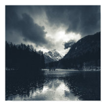 スロベニアのZgornje Jezerskoで暗闇と雨