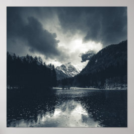 スロベニアのZgornje Jezerskoで暗闇と雨 ポスター