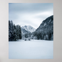 スロベニア Zgornje Jezersko の山々と凍った湖 ポスター