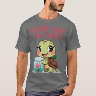 スローじゃない、カメなんだ! かわいいカメのデザイン 面白いジョークTシャツ Tシャツ