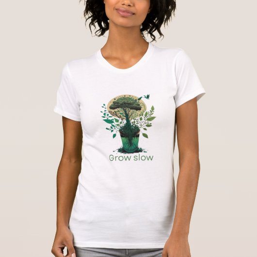スローに育ち、ボールドに咲く - ミニマルな植物のイラスト Tシャツ (正面)