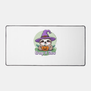 スローに這う � かわいいハロウィンのナマケモノTシャツとカボチャ デスクマット