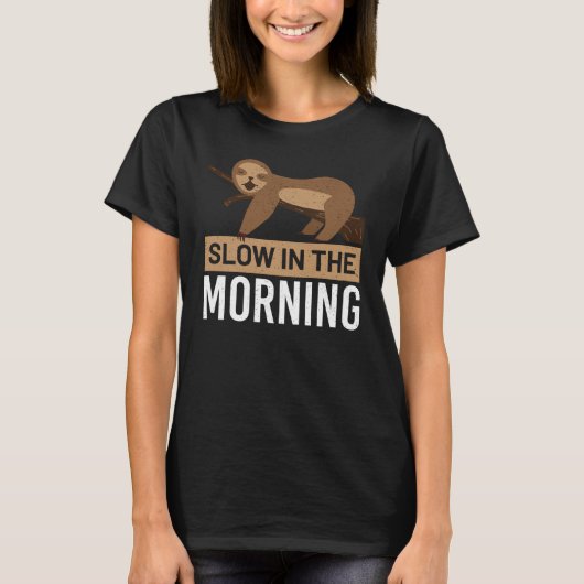 スローインザモーニングナイトコーヒースロースかわいい昼寝S Tシャツ (正面)