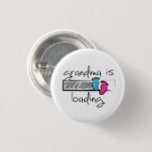 スローガンおばあちゃんが読み込んでいる。オパと大間が悪化する。 缶バッジ (正面&裏面)