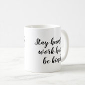 スローガンのマグ|の滞在の控え目な仕事の懸命は親切な|の引用文です コーヒーマグカップ (正面右)