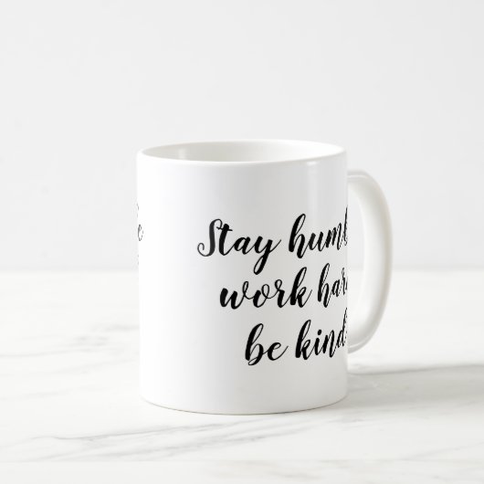 スローガンのマグ|の滞在の控え目な仕事の懸命は親切な|の引用文です コーヒーマグカップ (正面右)