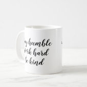スローガンのマグ|の滞在の控え目な仕事の懸命は親切な|の引用文です コーヒーマグカップ (正面左)