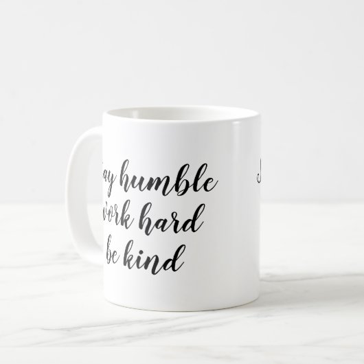 スローガンのマグ|の滞在の控え目な仕事の懸命は親切な|の引用文です コーヒーマグカップ (正面左)
