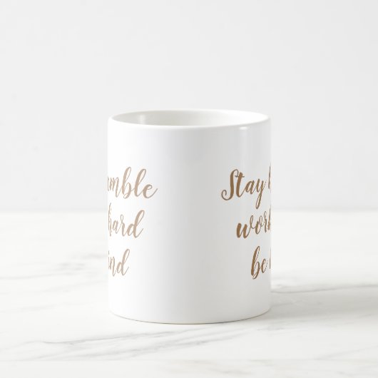 スローガン・マグ |謙虚な仕事を続ける懸命優しい |引用文 コーヒーマグカップ (中央)