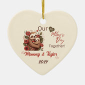 スロースとベビー、私たちの最初の母の日の一緒に セラミックオーナメント (正面)