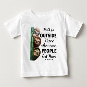 スロースは外に行かないそこにいる人々がいる ベビーTシャツ