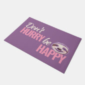 スロース顔は急いで幸せなピンクの紫でない ドアマット (アングル)