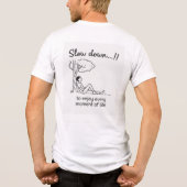 スローダウンと楽しむライフ – ミニマリストやる気を起こさせる トライブレンドＴシャツ (裏面)