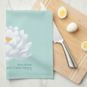 スローダウン、アインタイムズスクエア – 白い蓮 キッチンタオル (四つ折り)