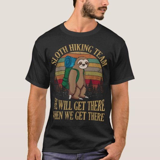 スローハイキングチーム 到着するまで待ってね Tシャツ (正面)