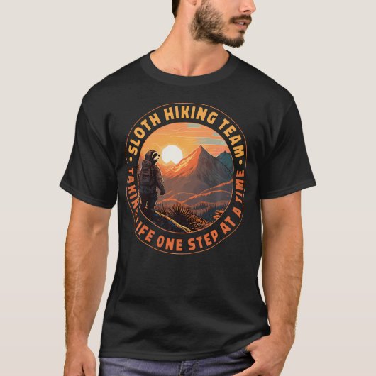 スローペースで人生を歩むスローハイキングチーム Tシャツ (正面)