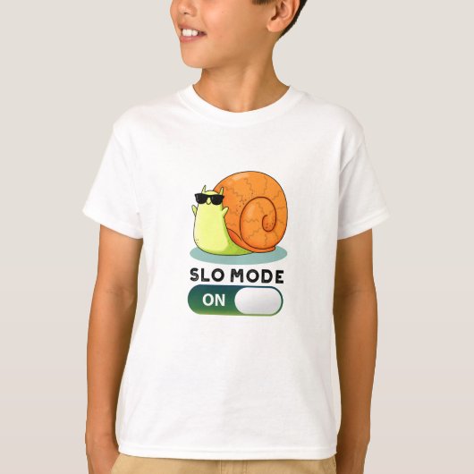 スローモーションおもしろいカタツムリのSloモード Tシャツ (正面)