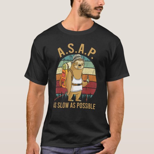 スローモーションのナマケモノのハイキングとキャンプ Tシャツ (正面)