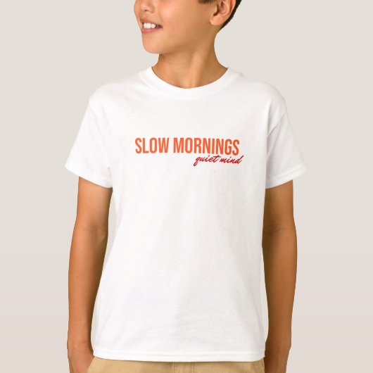 スローモーニング穏やかな心 Inspirational Quote Tシャツ (正面)
