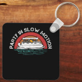 スローモー最高のションでポンツーンキャプテンボートパーティーCru キーホルダー (裏面)