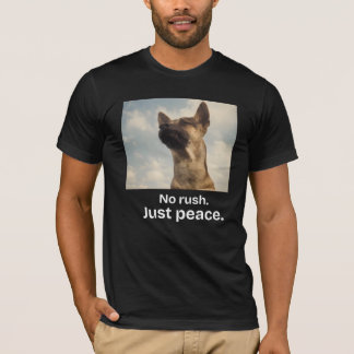 スローライフの犬のヴィンテージTシャツ ゆったりとした平和な日常 Tシャツ
