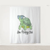 スロー歩くクラブキュートカおもしろいートル タペストリー (正面)