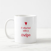 スワイプで始まった – ラブおもしろい引用文 コーヒーマグカップ (左)