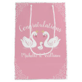 スワンの赤ちゃんシャワーバードクラウンコエッドピンク ミディアムペーパーバッグ (裏面)