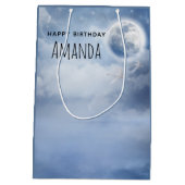 スワンズの美しい青飛んでいるい空誕生日 ミディアムペーパーバッグ (裏面)