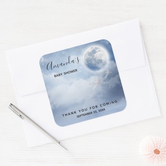 スワンズ赤ちゃんシャワー飛んでいる付きの幻想的な青空 スクエアシール (封筒)