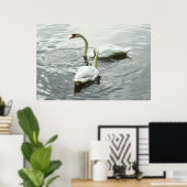 スワン食べ物を与えズの。ロースパークレイク,カーディフ,ウェールズ ポスター (ホームオフィス)