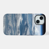 スーダンの曇天 iPhone 15ケース (裏面横)