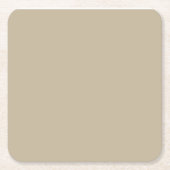 スーツとネクタイを着た男が壁の前に立っている スクエアペーパーコースター (正面)