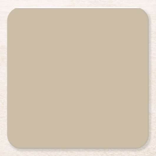 スーツとネクタイを着た男が壁の前に立っている スクエアペーパーコースター (正面)