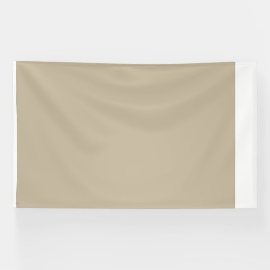 スーツとネクタイを着た男が壁の前に立っている 横断幕 (横)