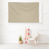 スーツとネクタイを着た男が壁の前に立っている 横断幕 (インサイチュ)