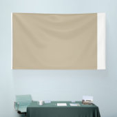 スーツとネクタイを着た男が壁の前に立っている 横断幕 (トレードショー)