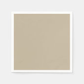 スーツとネクタイを着た男性が壁の前に立っている スタンダードカクテルナプキン (正面)