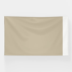 スーツとネクタイを着た男性が壁の前に立っている 横断幕