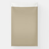 スーツとネクタイを着た男性が壁の前に立っている 横断幕 (縦)