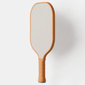 スーツとネクタイを着た男性の黒と白の写真 ピックルボールラケット (左)