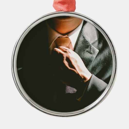 スーツのビジネスマンのタイの影効果 メタルオーナメント (正面)