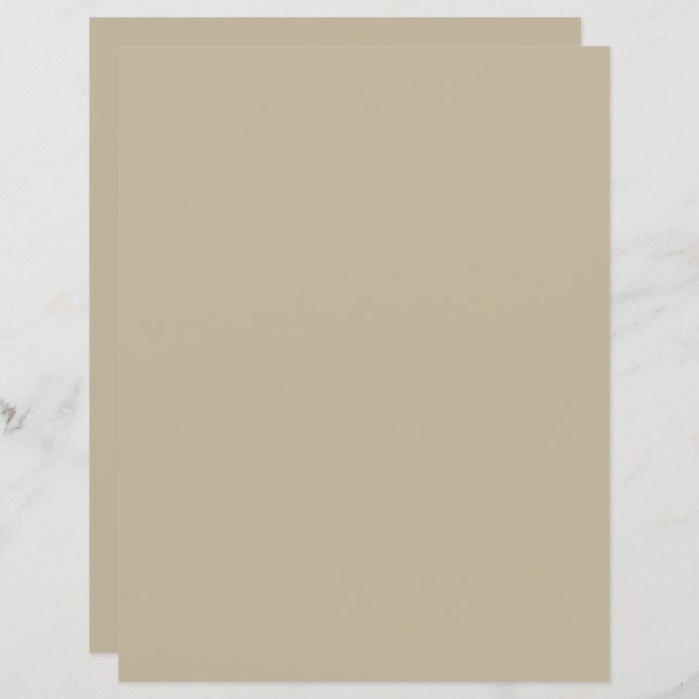 スーツを着て壁の前に立っている男性 (正面/裏面)