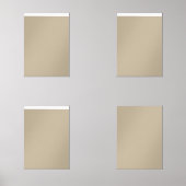 スーツを着て壁の前に立っている男性 (正面)