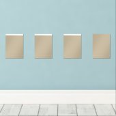 スーツを着て壁の前に立っている男性 (ウッドフロア)