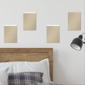 スーツを着て壁の前に立っている男性 (寝室)