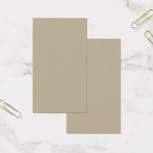 スーツを着て壁の前に立っている男性