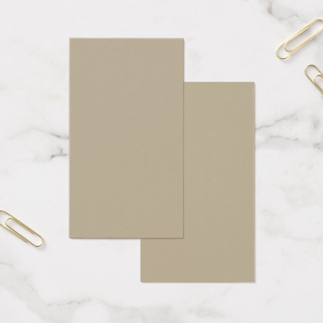 スーツを着て壁の前に立っている男性 (オフィス)