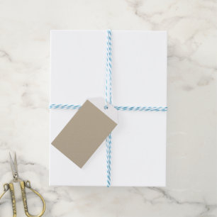 スーツを着て壁の前に立っている男性 ギフトタグ