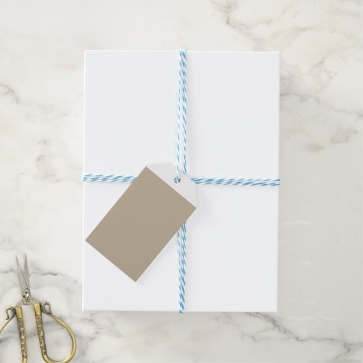 スーツを着て壁の前に立っている男性 ギフトタグ (より糸付き)